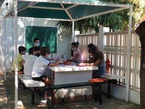 campamento en inglés para niños en Valencia - clase cubierta