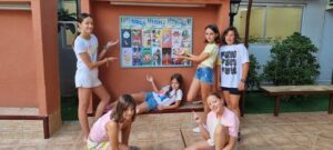 campamento de verano en Valencia - chicas sonriendo