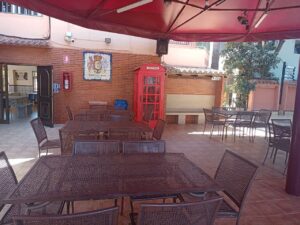 campamentos de inglés en verano en Valencia - mesas vacías